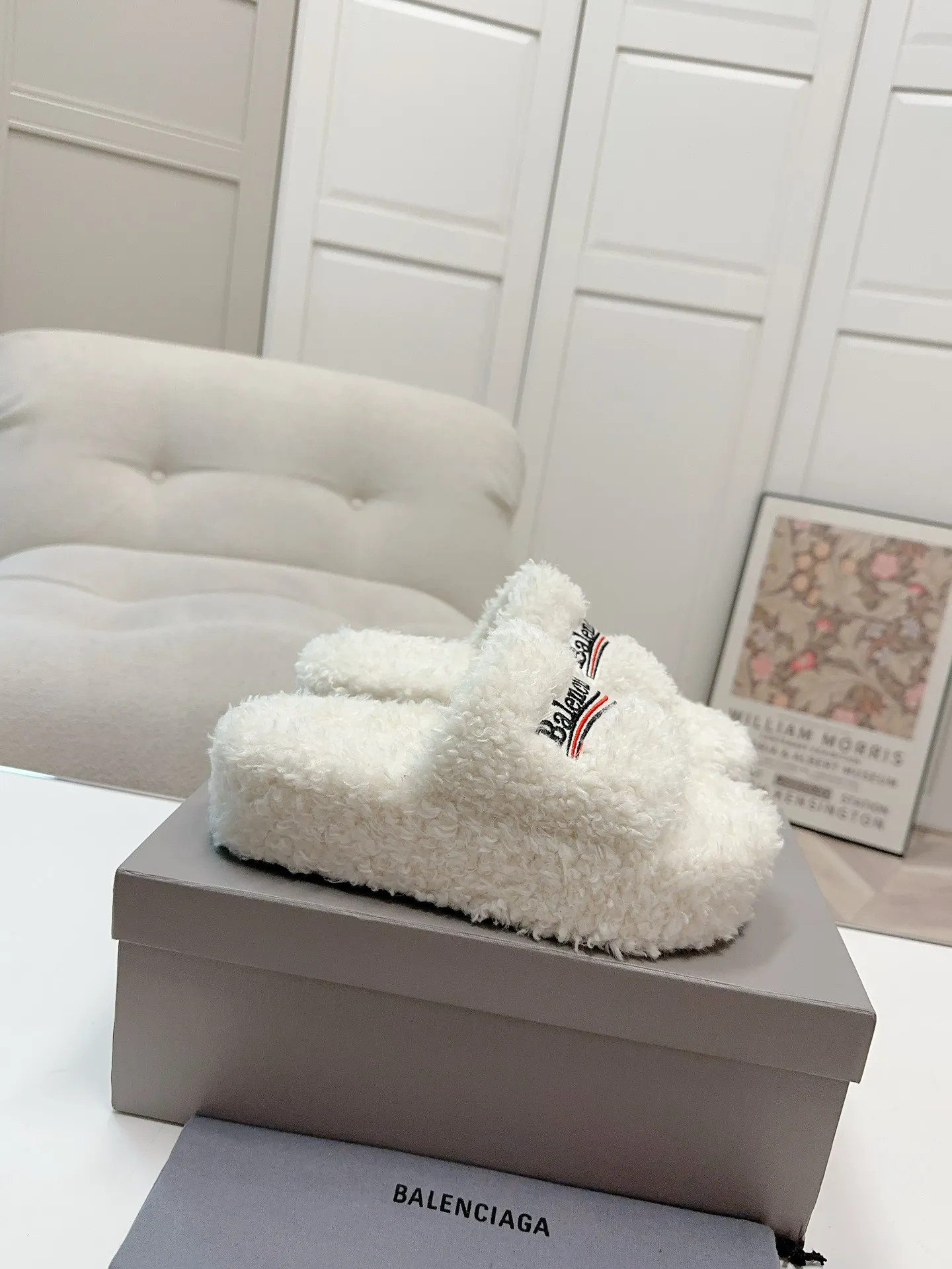 👟👟Ex-factory price 480👟👟Thick-soled Balenciaga autumn and winter trendy wool slippers💕cx upper letter pattern, electric embroidery logo embroidery technology! Full of high-end feel! Especially beautiful on the feet 🦶 🐑Material: wool (very soft and comfortable) 🐑Sole: Original non-slip and wear-resistant outsole 🐑Number/size: Women's 35-41